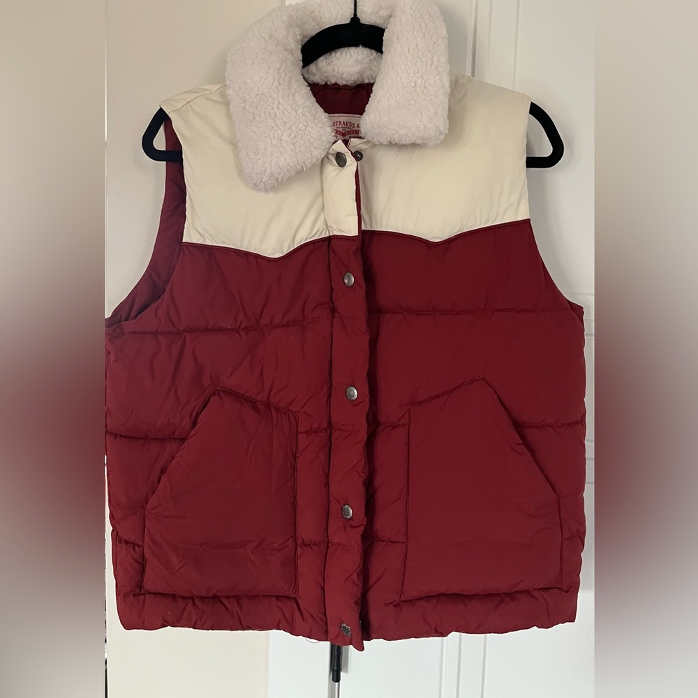 Levi’s Puffer Vest with Sherpa Collar. Size small. EUC